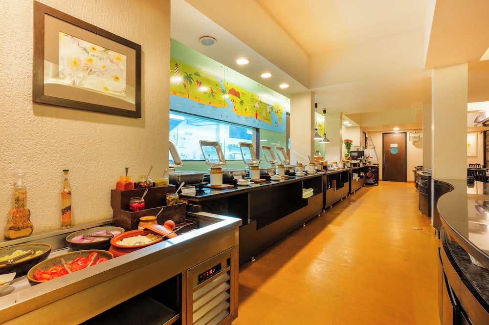 Whispering Palms Beach Resort — Restaurant & bars in Candolim, Goa