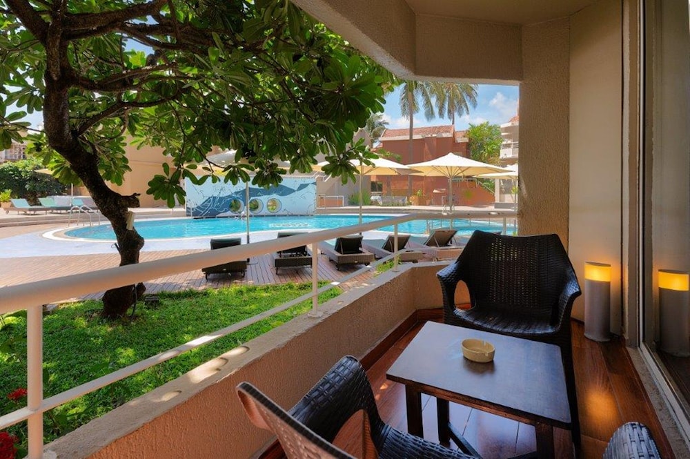 Whispering Palms Beach Resort — Swimming pool in Candolim, Goa