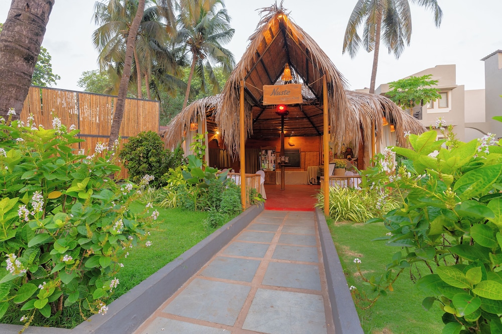 Whispering Palms Beach Resort — Restaurant & bars in Candolim, Goa