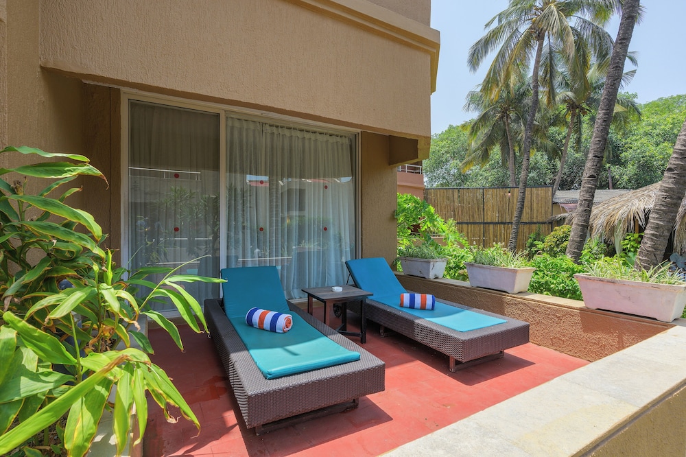 Whispering Palms Beach Resort — Hotel building in Candolim, Goa