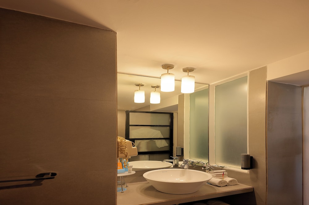 Whispering Palms Beach Resort — Hotel rooms in Candolim, Goa