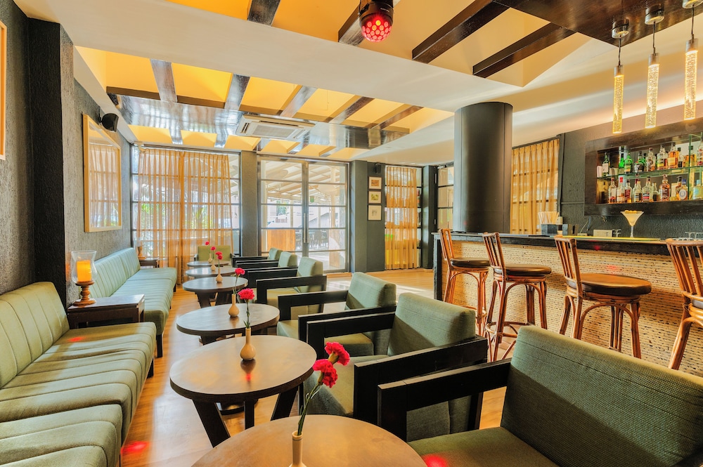 Whispering Palms Beach Resort — Restaurant & bars in Candolim, Goa