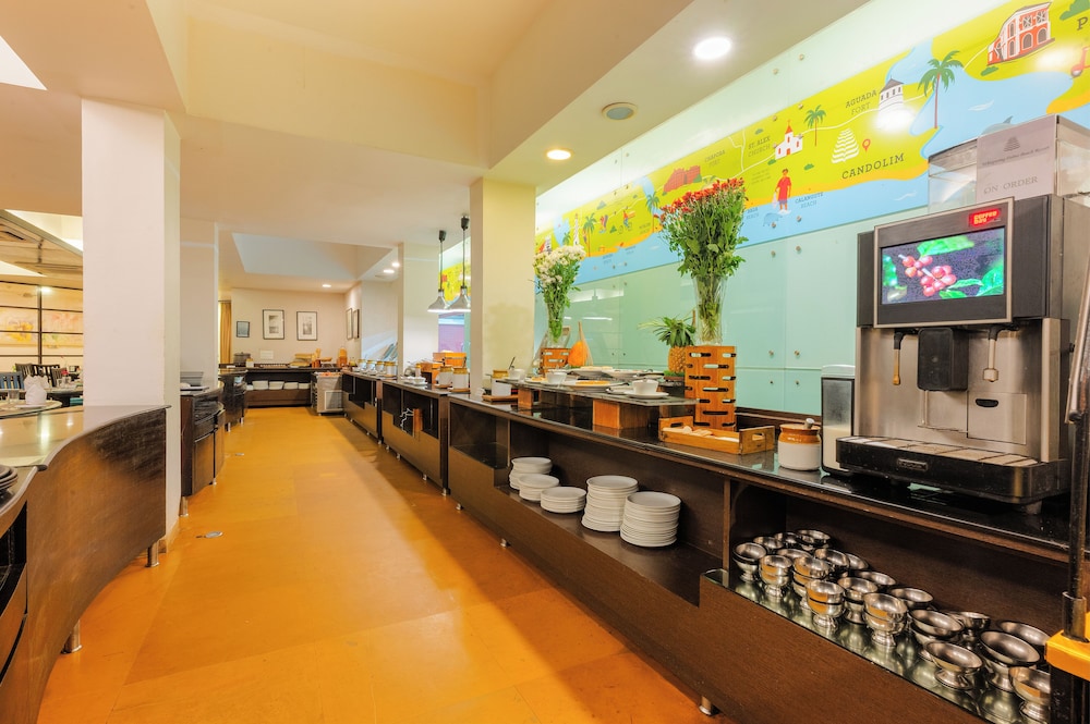 Whispering Palms Beach Resort — Restaurant & bars in Candolim, Goa