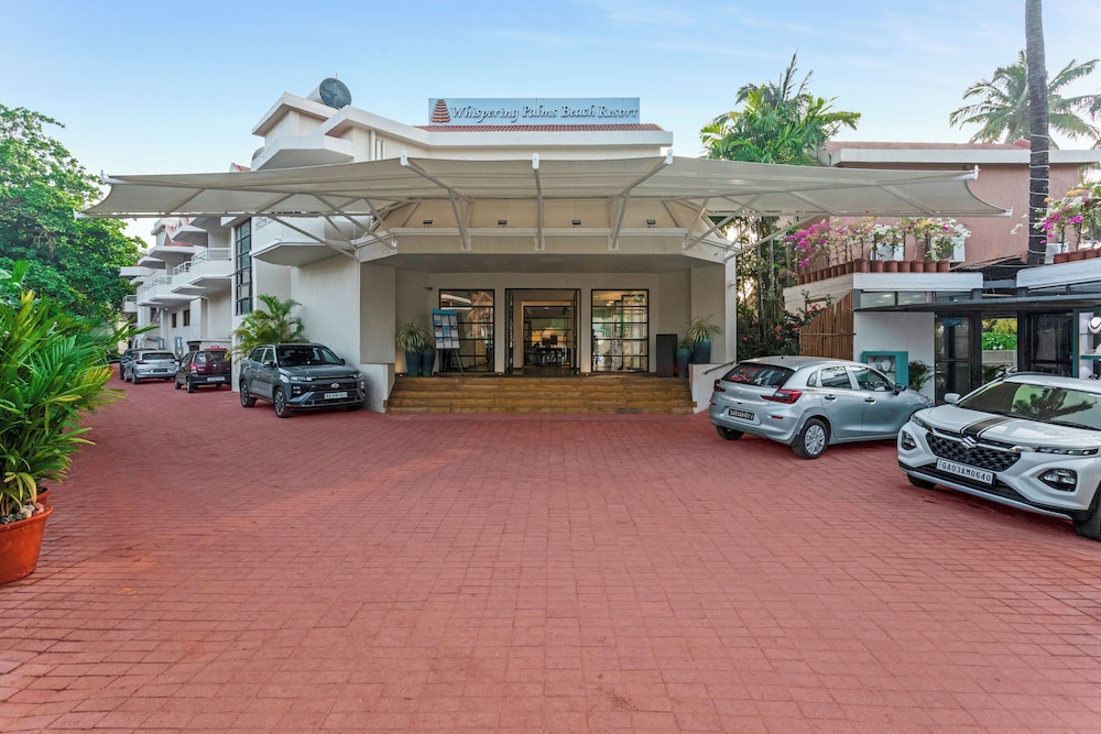Whispering Palms Beach Resort — Hotel building in Candolim, Goa