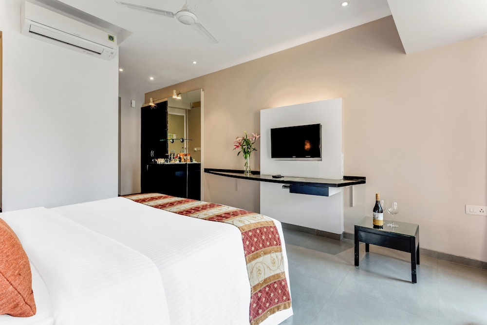 Whispering Palms Beach Resort — Hotel rooms in Candolim, Goa