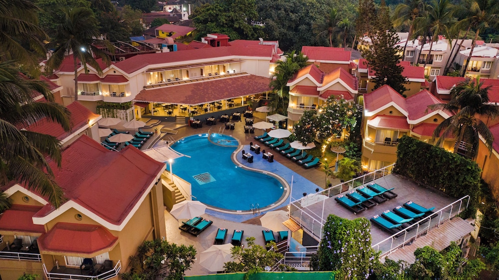 Whispering Palms Beach Resort — Swimming pool in Candolim, Goa