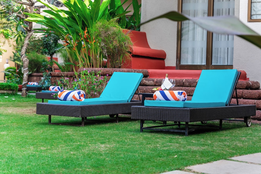 Whispering Palms Beach Resort — Hotel building in Candolim, Goa