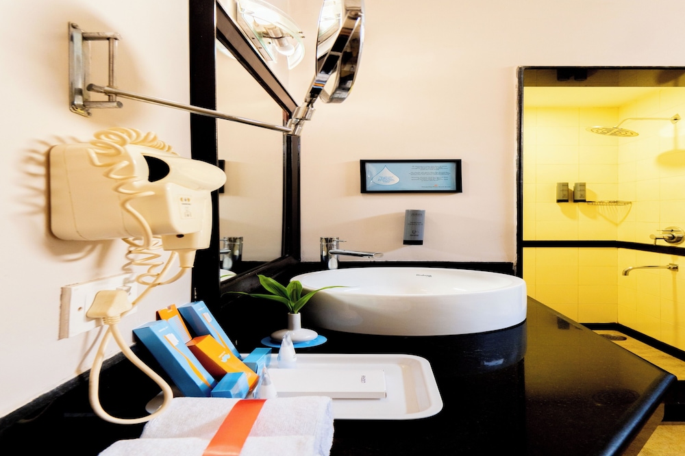 Whispering Palms Beach Resort — Hotel rooms in Candolim, Goa