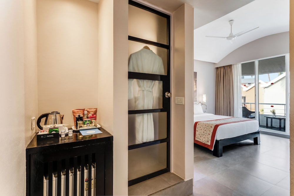 Whispering Palms Beach Resort — Hotel rooms in Candolim, Goa