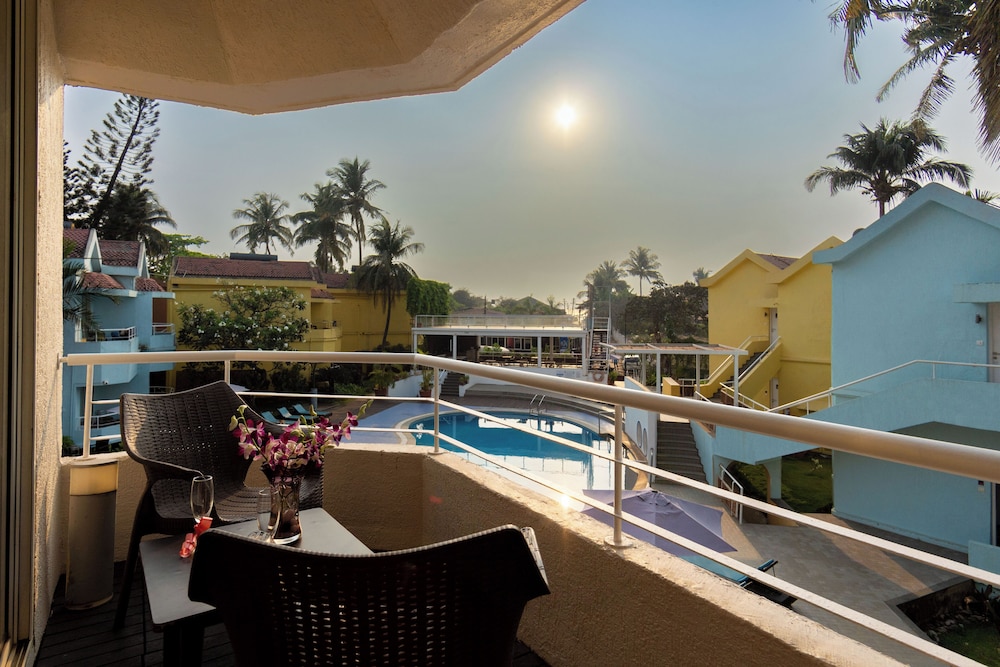Whispering Palms Beach Resort — Swimming pool in Candolim, Goa