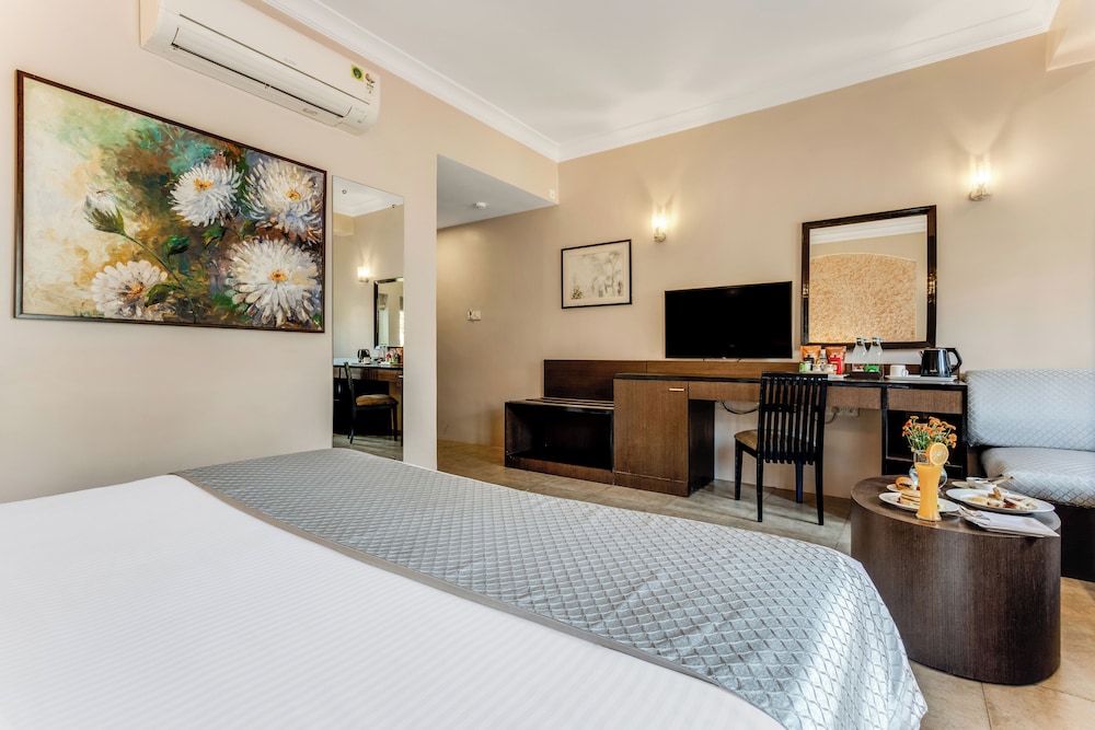 Whispering Palms Beach Resort — Hotel rooms in Candolim, Goa