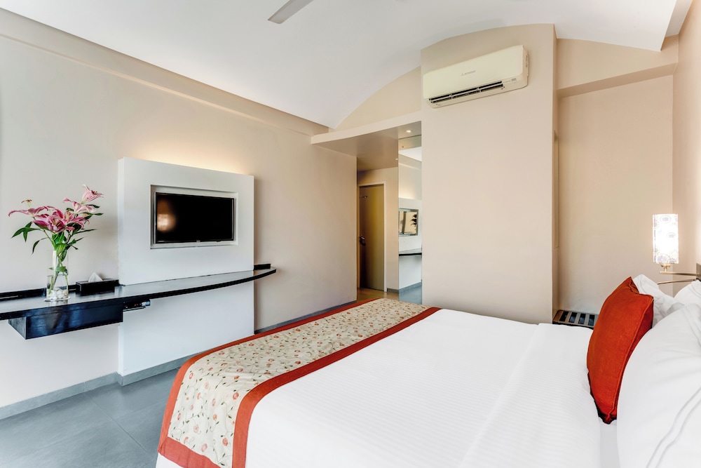 Whispering Palms Beach Resort — Hotel rooms in Candolim, Goa