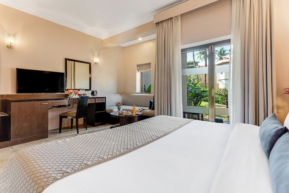 Whispering Palms Beach Resort — Hotel rooms in Candolim, Goa