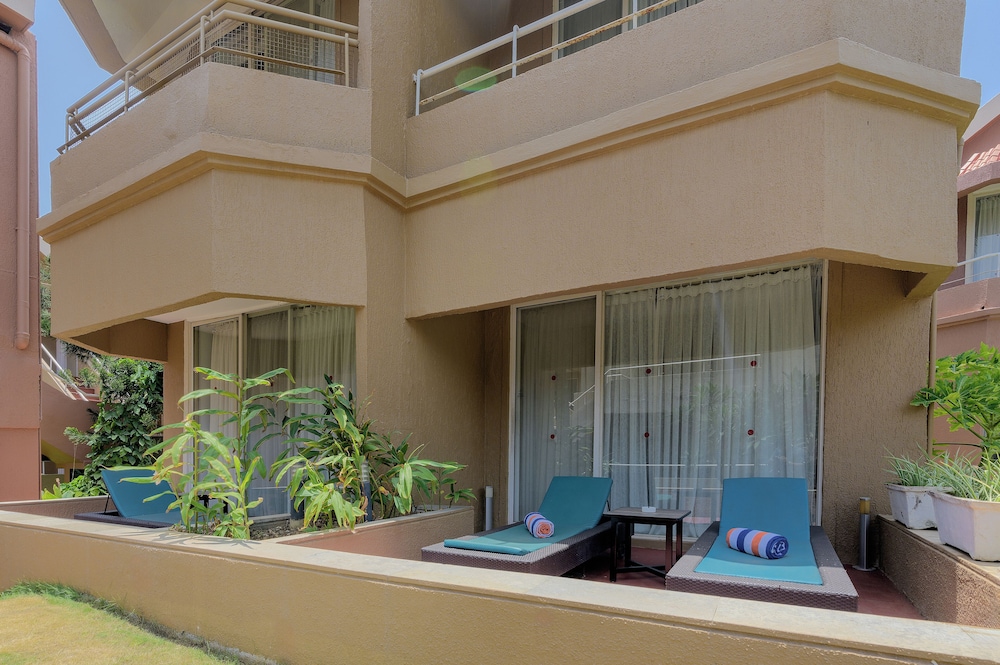 Whispering Palms Beach Resort — Hotel building in Candolim, Goa