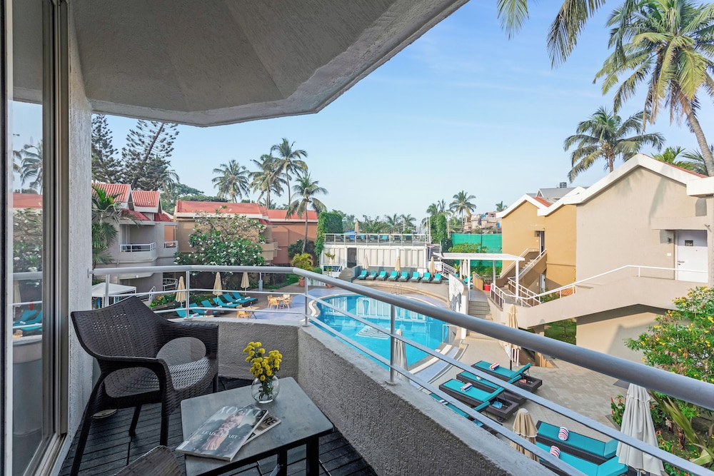 Whispering Palms Beach Resort — Swimming pool in Candolim, Goa
