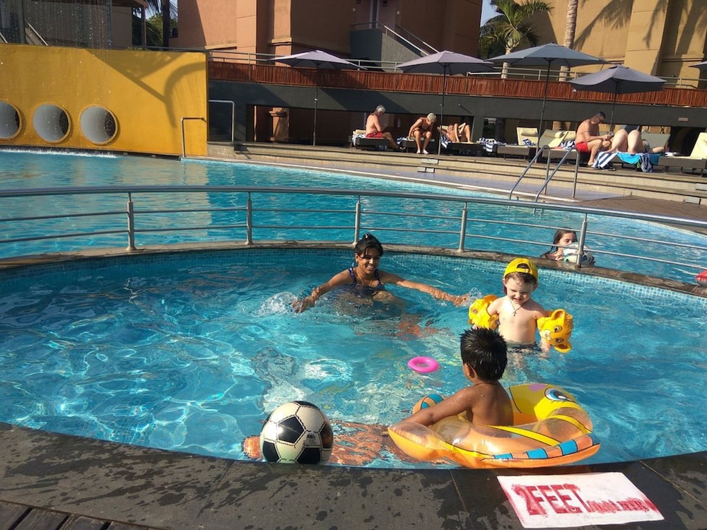 Whispering Palms Beach Resort — Swimming pool in Candolim, Goa