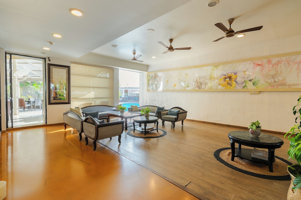 Whispering Palms Beach Resort — Hotel building in Candolim, Goa
