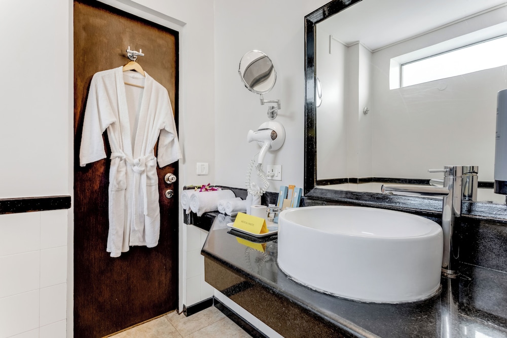 Whispering Palms Beach Resort — Hotel rooms in Candolim, Goa