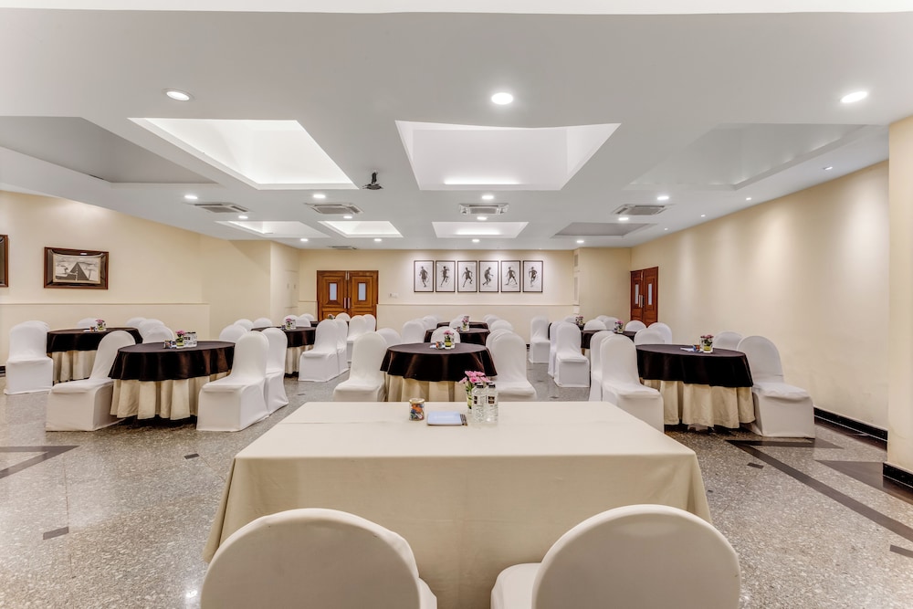Whispering Palms Beach Resort — Restaurant & bars in Candolim, Goa