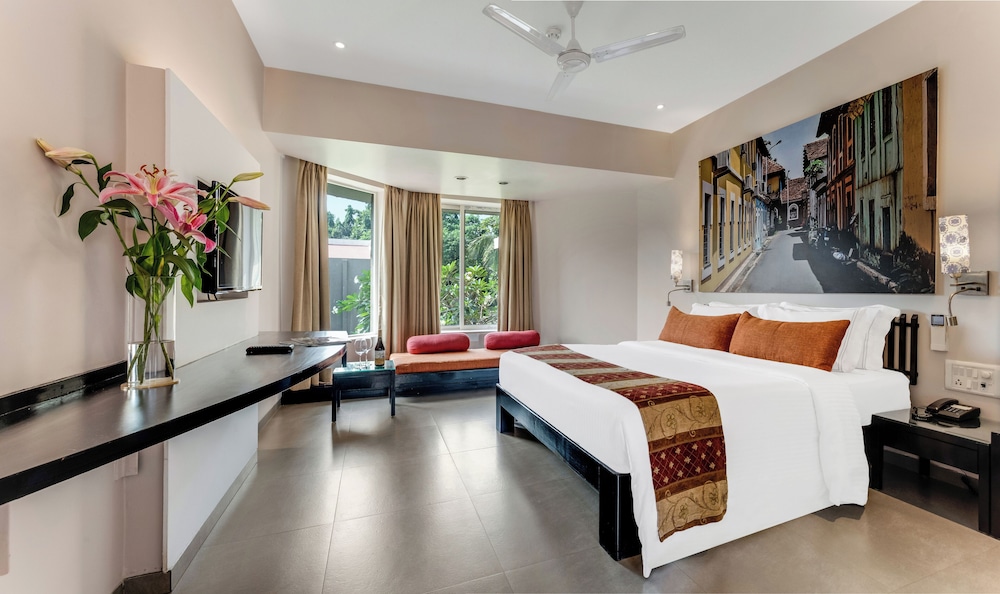 Whispering Palms Beach Resort — Hotel rooms in Candolim, Goa