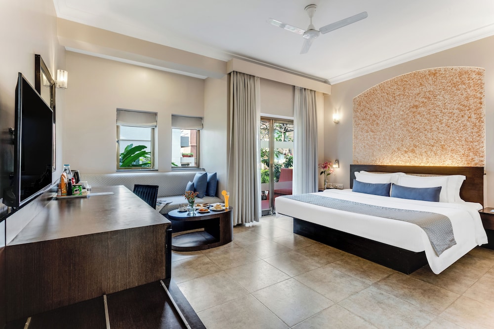 Whispering Palms Beach Resort — Hotel rooms in Candolim, Goa