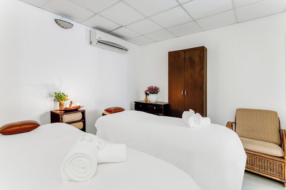 Whispering Palms Beach Resort — Hotel rooms in Candolim, Goa