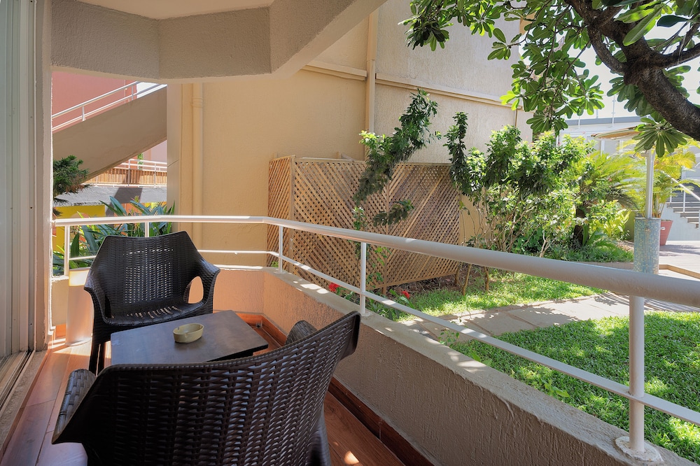 Whispering Palms Beach Resort — Hotel building in Candolim, Goa