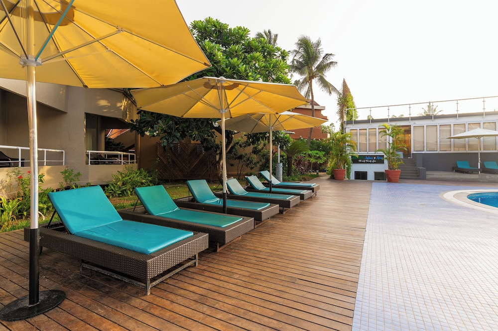 Whispering Palms Beach Resort — Swimming pool in Candolim, Goa
