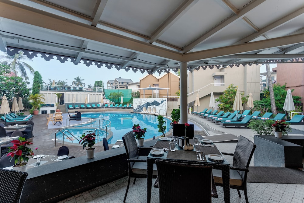 Whispering Palms Beach Resort — Swimming pool in Candolim, Goa