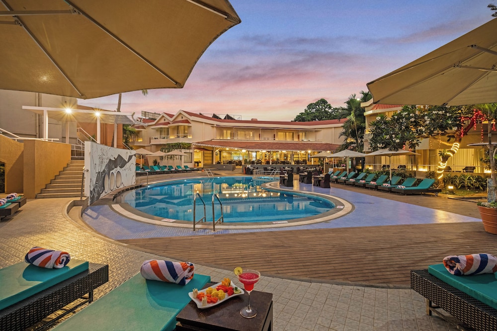 Whispering Palms Beach Resort — Swimming pool in Candolim, Goa