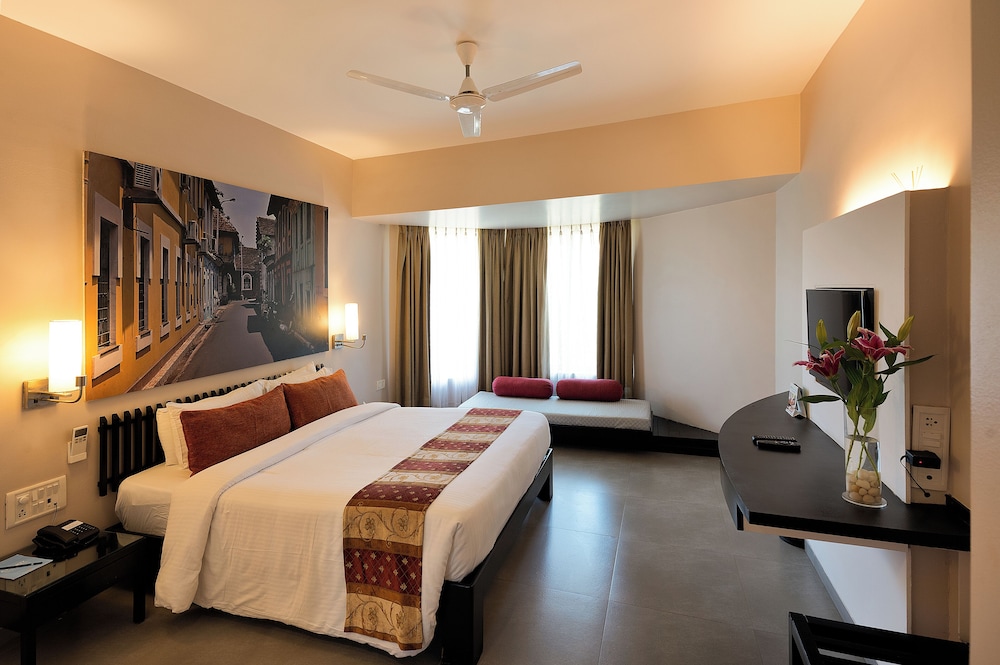 Whispering Palms Beach Resort — Hotel rooms in Candolim, Goa