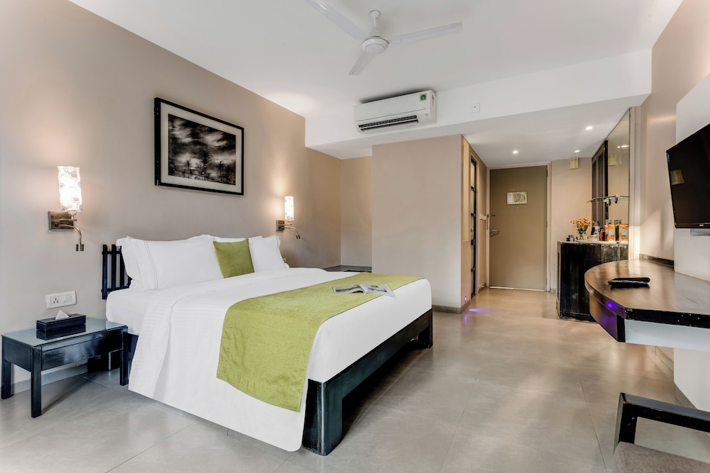 Whispering Palms Beach Resort — Hotel rooms in Candolim, Goa