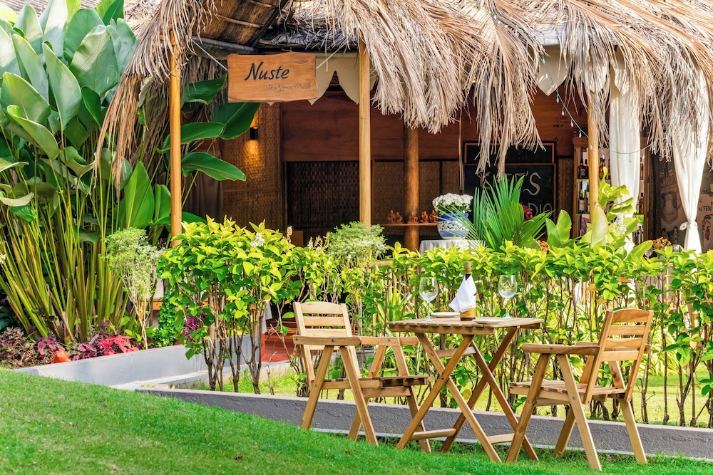 Whispering Palms Beach Resort — Restaurant & bars in Candolim, Goa