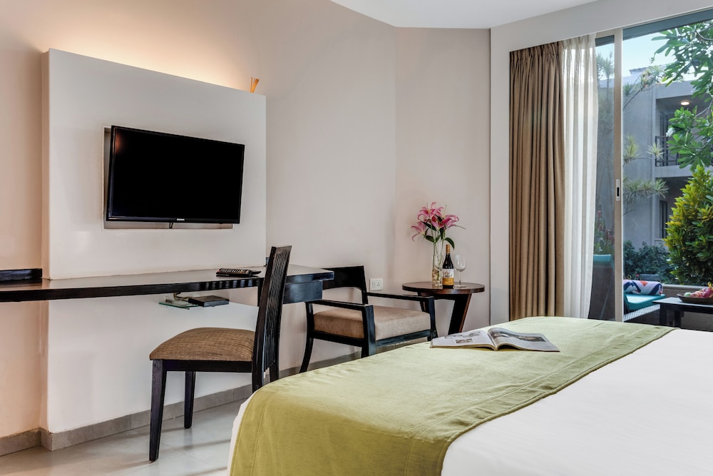 Whispering Palms Beach Resort — Hotel rooms in Candolim, Goa