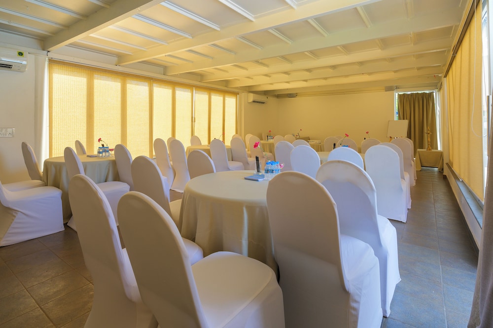 Whispering Palms Beach Resort — Restaurant & bars in Candolim, Goa