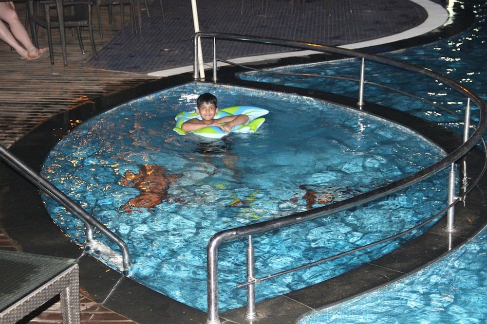 Whispering Palms Beach Resort — Swimming pool in Candolim, Goa