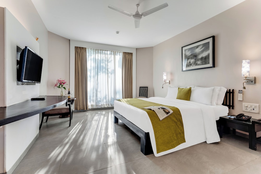 Whispering Palms Beach Resort — Hotel rooms in Candolim, Goa