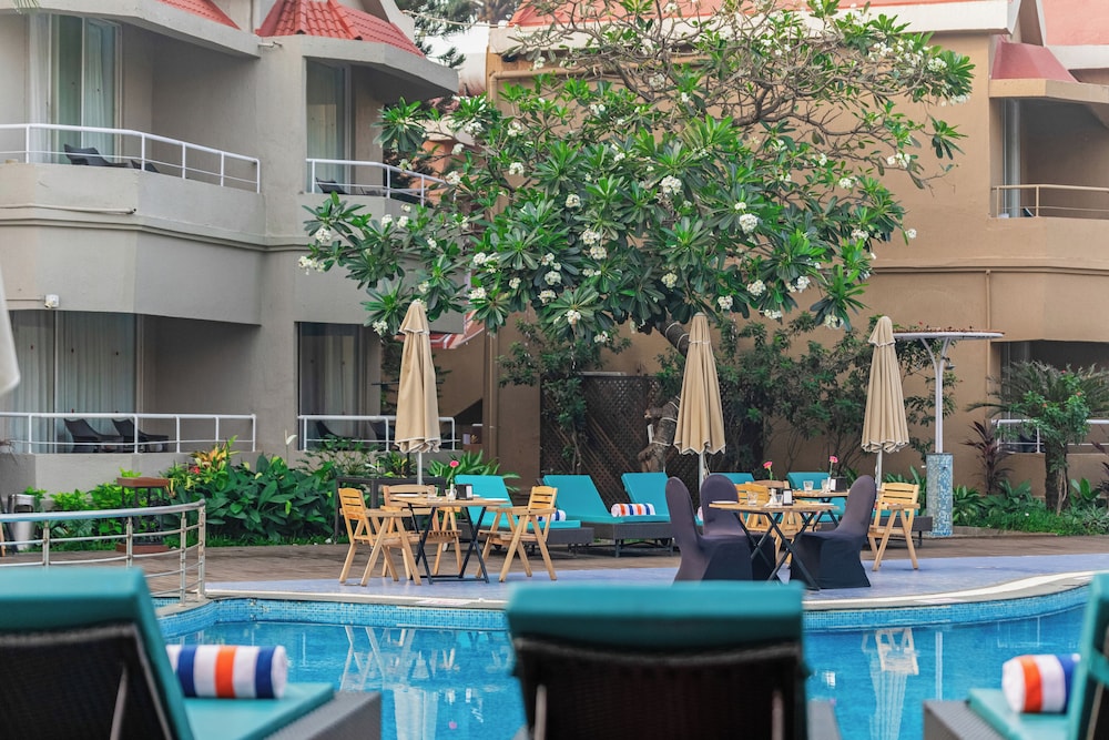 Whispering Palms Beach Resort — Swimming pool in Candolim, Goa