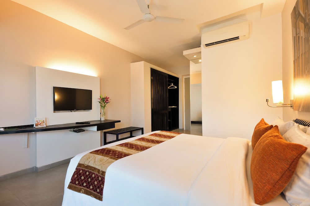 Whispering Palms Beach Resort — Hotel rooms in Candolim, Goa