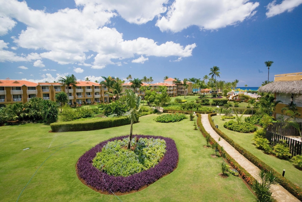 Viva Dominicus Palace by Wyndham, A Trademark Resort — Hotel building in Bayahibe, La Altagracia