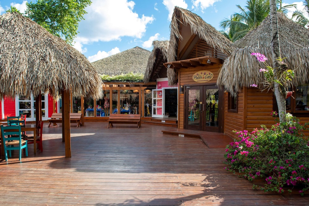 Viva Dominicus Palace by Wyndham, A Trademark Resort — Hotel building in Bayahibe, La Altagracia