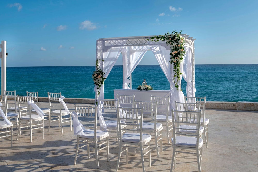 Viva Dominicus Beach by Wyndham, A Trademark All Inclusive — Hotel building in Bayahibe, La Altagracia