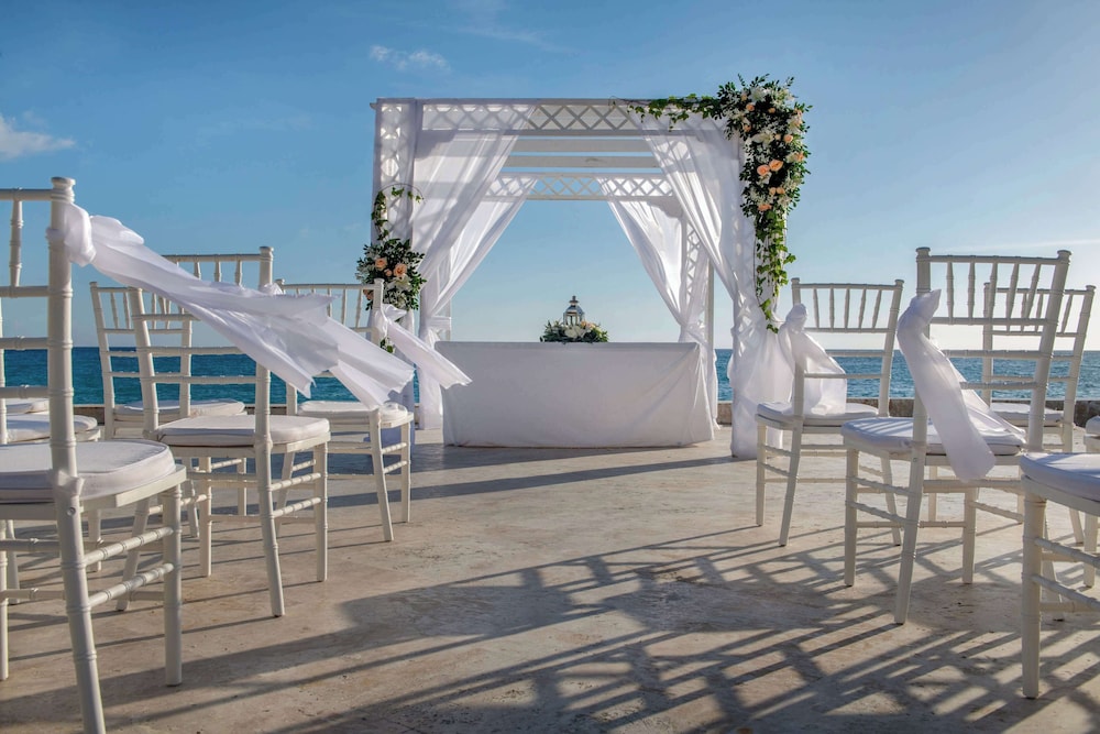 Viva Dominicus Beach by Wyndham, A Trademark All Inclusive — Hotel building in Bayahibe, La Altagracia