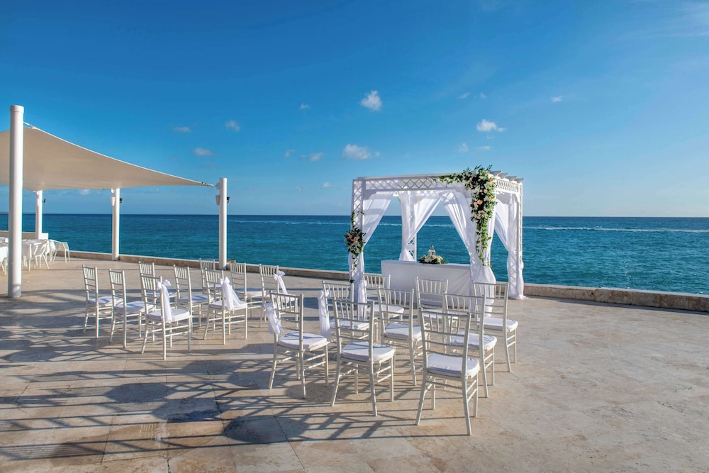 Viva Dominicus Beach by Wyndham, A Trademark All Inclusive — Hotel building in Bayahibe, La Altagracia