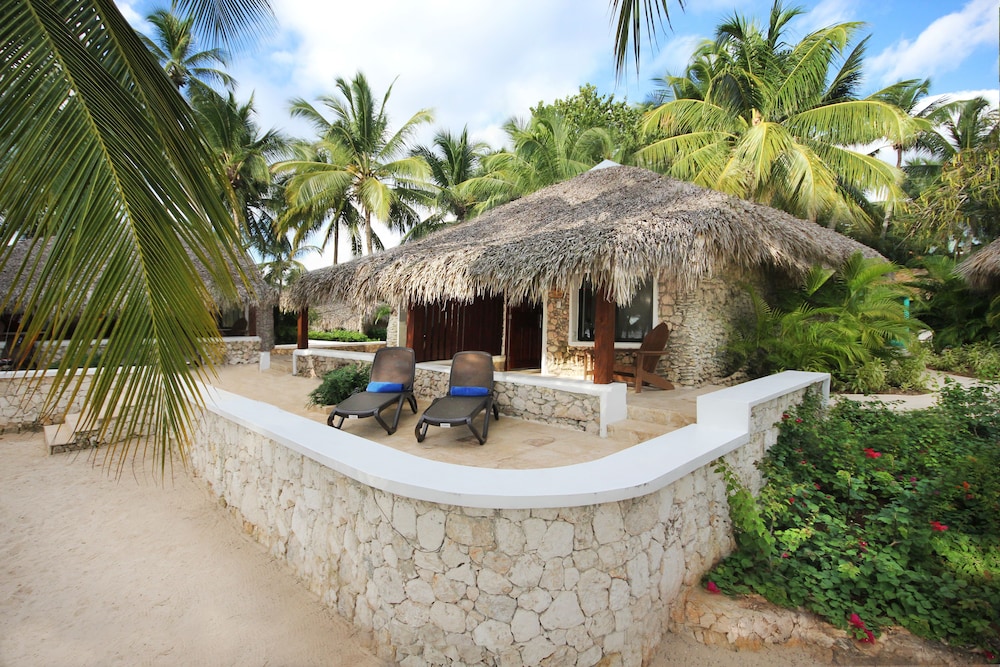 Viva Dominicus Beach by Wyndham, A Trademark All Inclusive — Hotel building in Bayahibe, La Altagracia