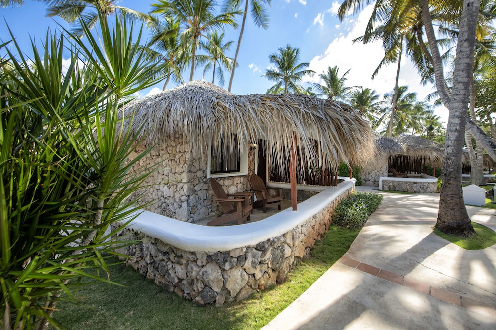 Viva Dominicus Beach by Wyndham, A Trademark All Inclusive — Hotel building in Bayahibe, La Altagracia