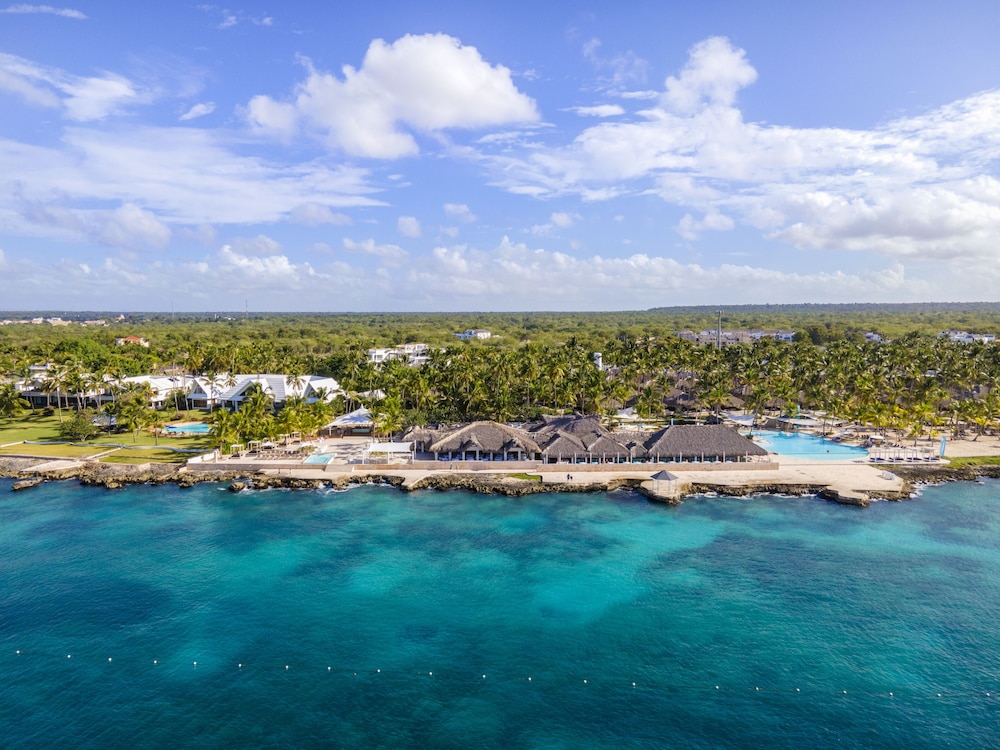Viva Dominicus Beach by Wyndham, A Trademark All Inclusive — Hotel building in Bayahibe, La Altagracia