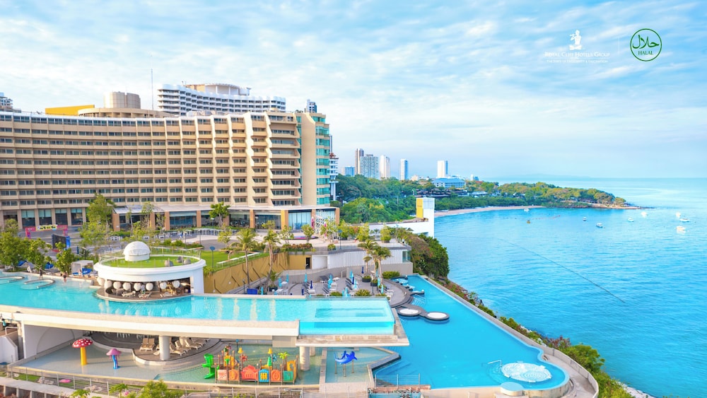Royal Cliff Beach Hotel Pattaya — Swimming pool in Pattaya, Chonburi