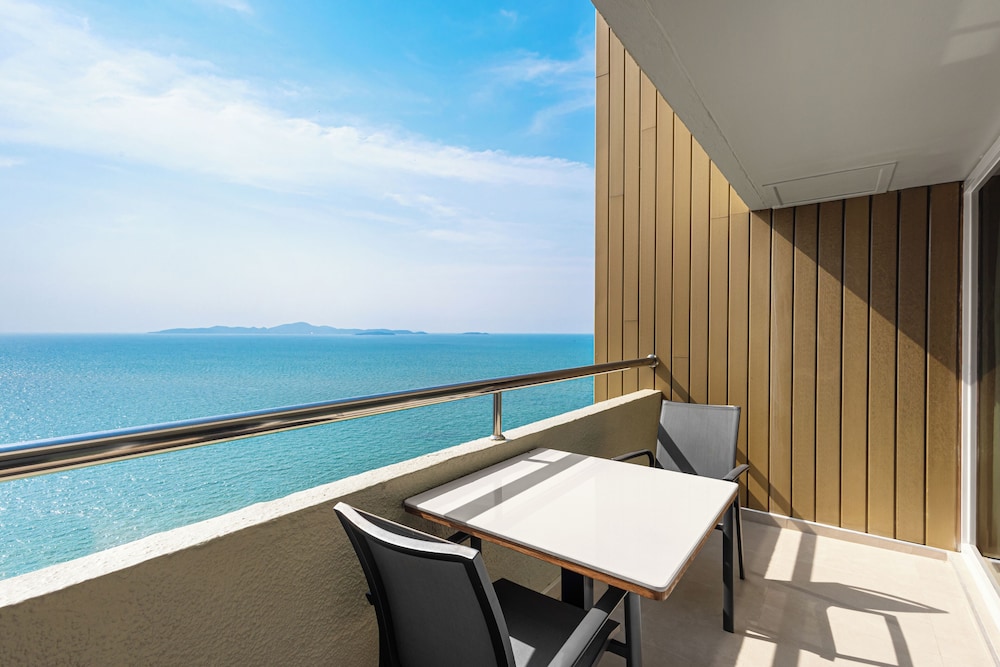Royal Cliff Beach Hotel Pattaya — Hotel rooms in Pattaya, Chonburi