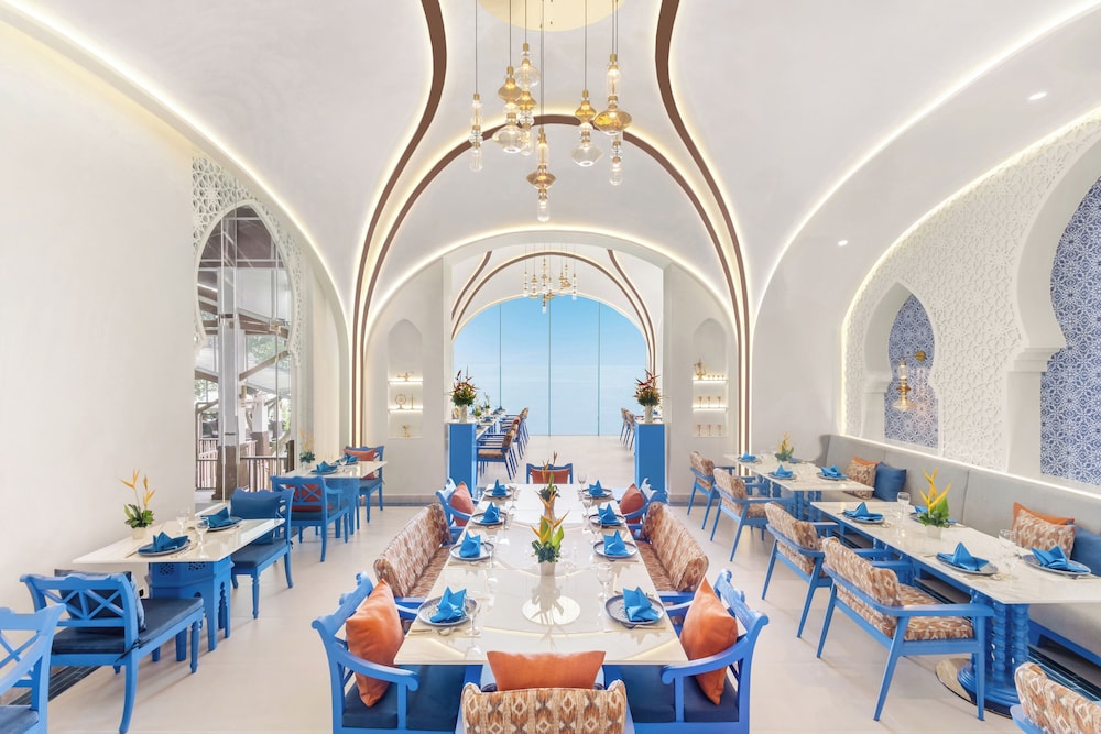 Royal Cliff Beach Hotel Pattaya — Restaurant & bars in Pattaya, Chonburi